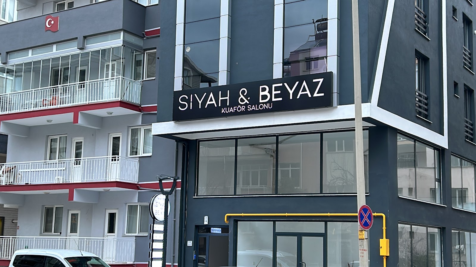 siyah ve beyaz bayan kuaförü